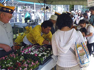 大阪都島ライオンズクラブ 第34回都島区民祭り 花鉢1,000鉢を配布