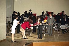 大阪都島ライオンズクラブ 結成４５周年記念チャリティーふれあいコンサート 2008年3月16日 東高へ花束贈呈とインタビュー