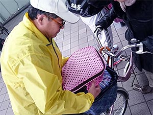 都島ライオンズクラブ 2019年2月19日（火）ベルファ前にて、自転車前かごひったくり防止カバーの無料配布