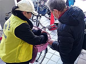 都島ライオンズクラブ 2019年2月19日（火）ベルファ前にて、自転車前かごひったくり防止カバーの無料配布