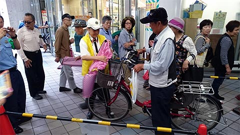 都島ライオンズクラブ 2019年10月11日（金）今年も、都島区民の皆様へ自転車前かごひったくり防止カバーのプレゼントをいたしました。