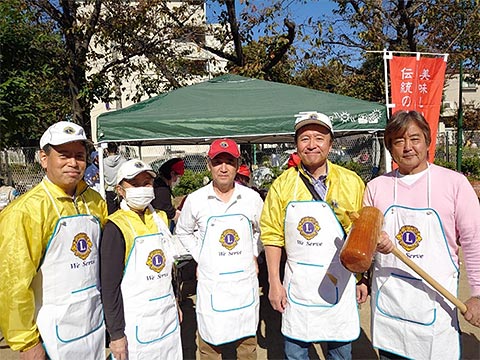 大阪都島ライオンズクラブ 2019年11月9日（土） あかまつ園主催の“もちもち感謝祭”バザーの餅つき奉仕活動に参加しました。