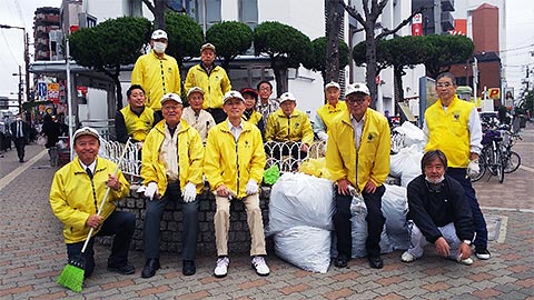 都島ライオンズクラブ 11月13日（金） 45年もの長きにわたり、当クラブで寄付した水門緑地広場の植木剪定作業を実施しました。