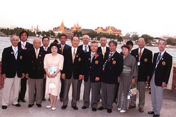 大阪都島ライオンズクラブ タイ・バンコクラタナコーシンＬＣ訪問 2008年3月6日〜10日 王宮をバックに